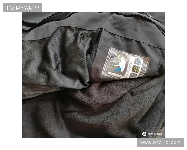 足球球星时尚穿搭展示冲锋衣潮流风采引领街头潮流风尚